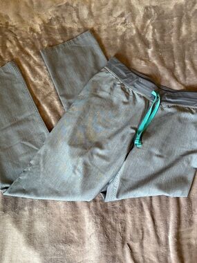 Figs Technical Collection Livingston Basic Scrub Pants Size Medium Tall Gray